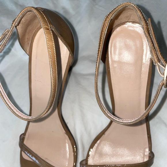Stuart Weitzman nudistsong patent leather heels in tan, size 40/9 - Picture 4 of 14